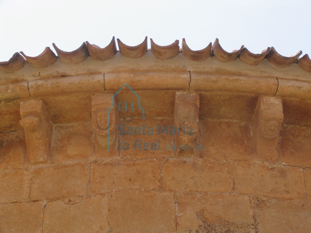 Canecillos en la cornisa del ábside