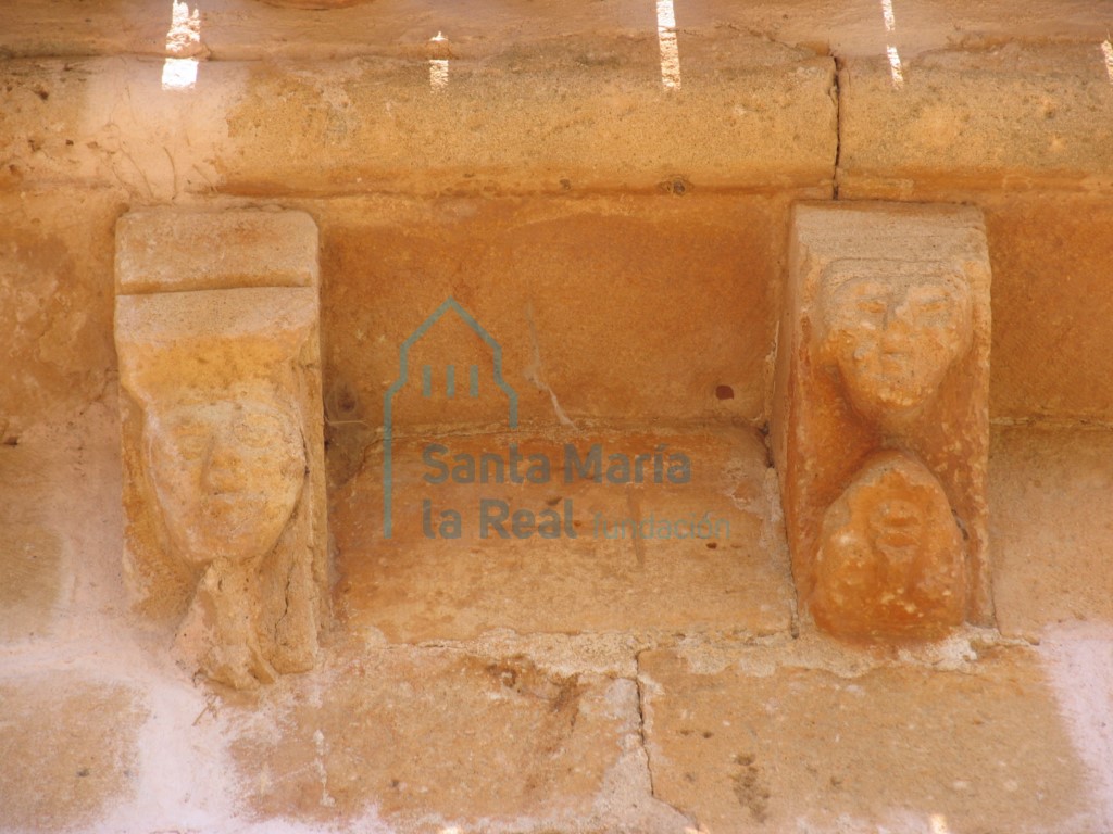 Canecillos de la cornisa abocelada del ábside