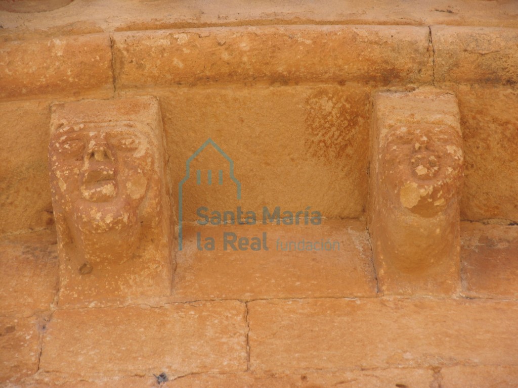 Canecillos en la cornisa abocinada del ábside