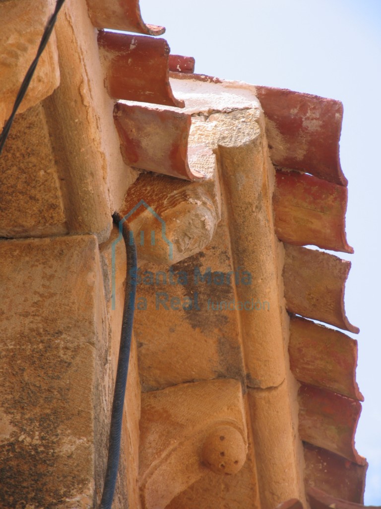 Detalle de la cornisa abocelada del ábside Detalle de la cornisa abocelada del ábside