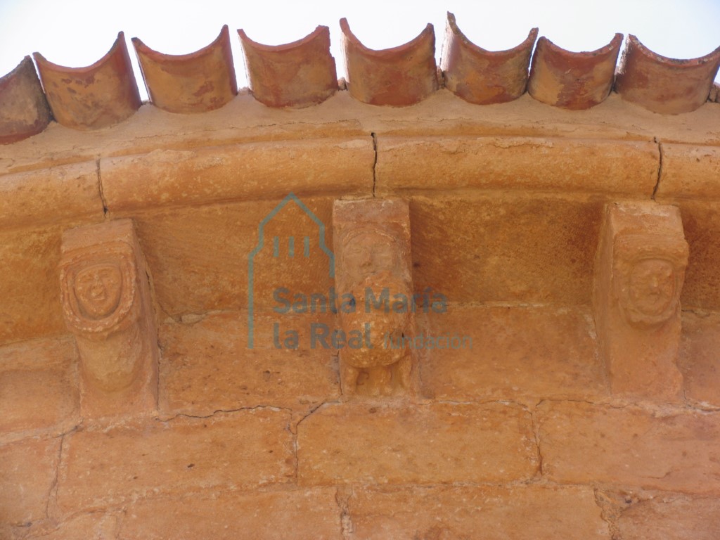 Canecillos en la cornisa del ábside