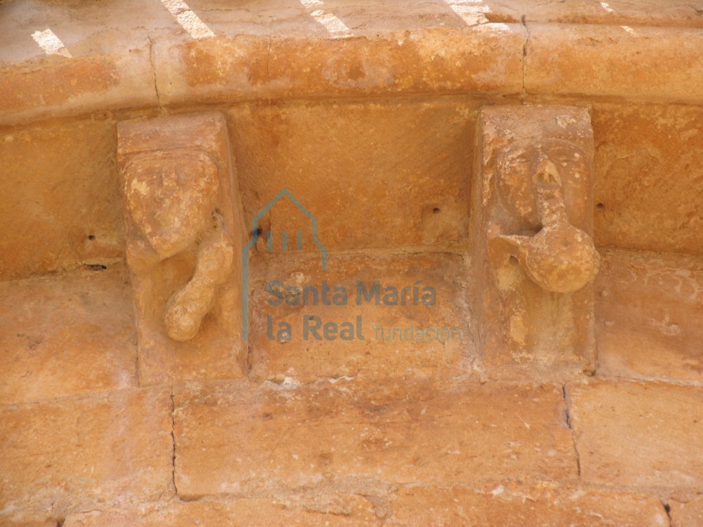 Canecillos de la cornisa abocelada del ábside