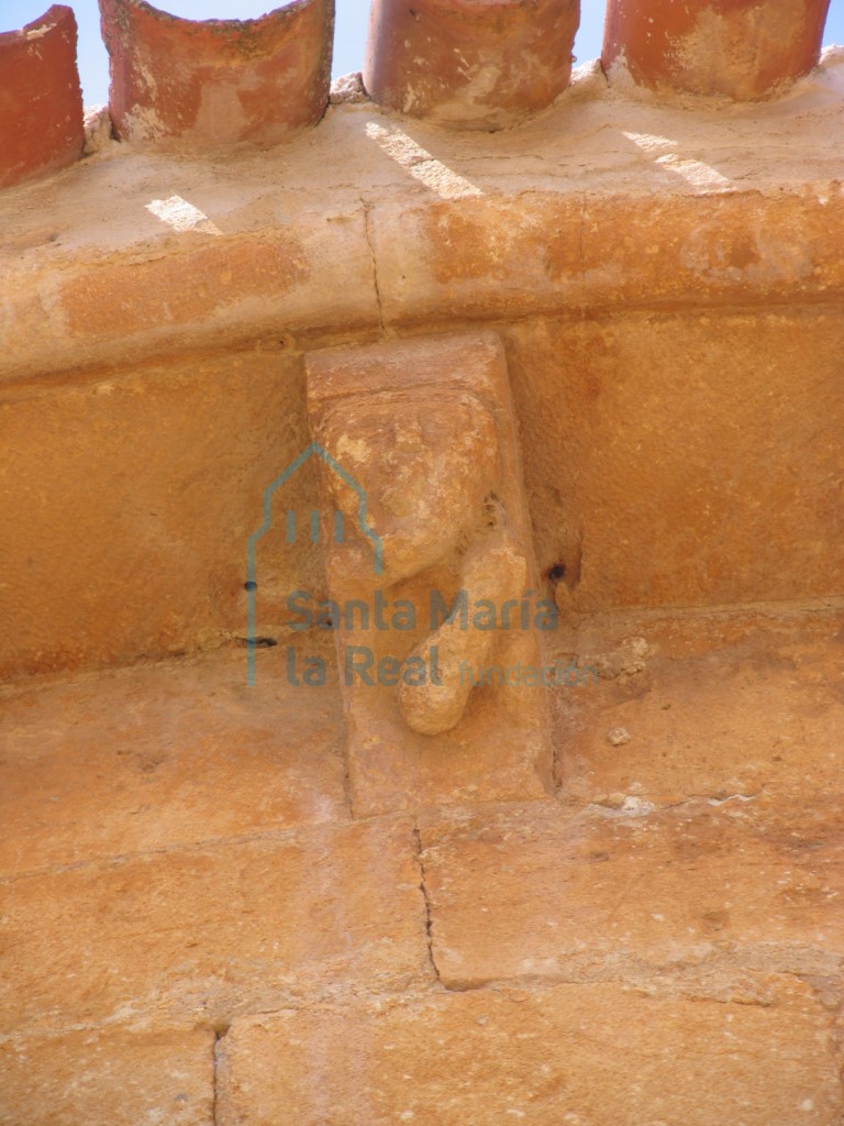Canecillo en la cornisa abocelada del ábside