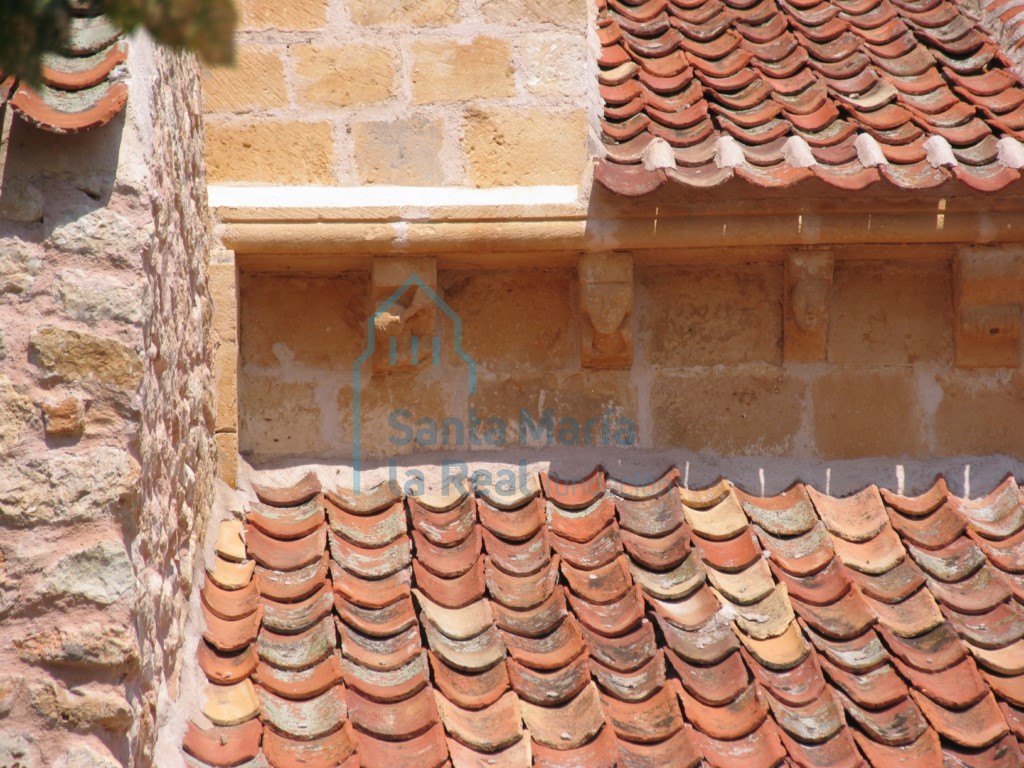 Detalle de la cornisa abocelada de la cabecera