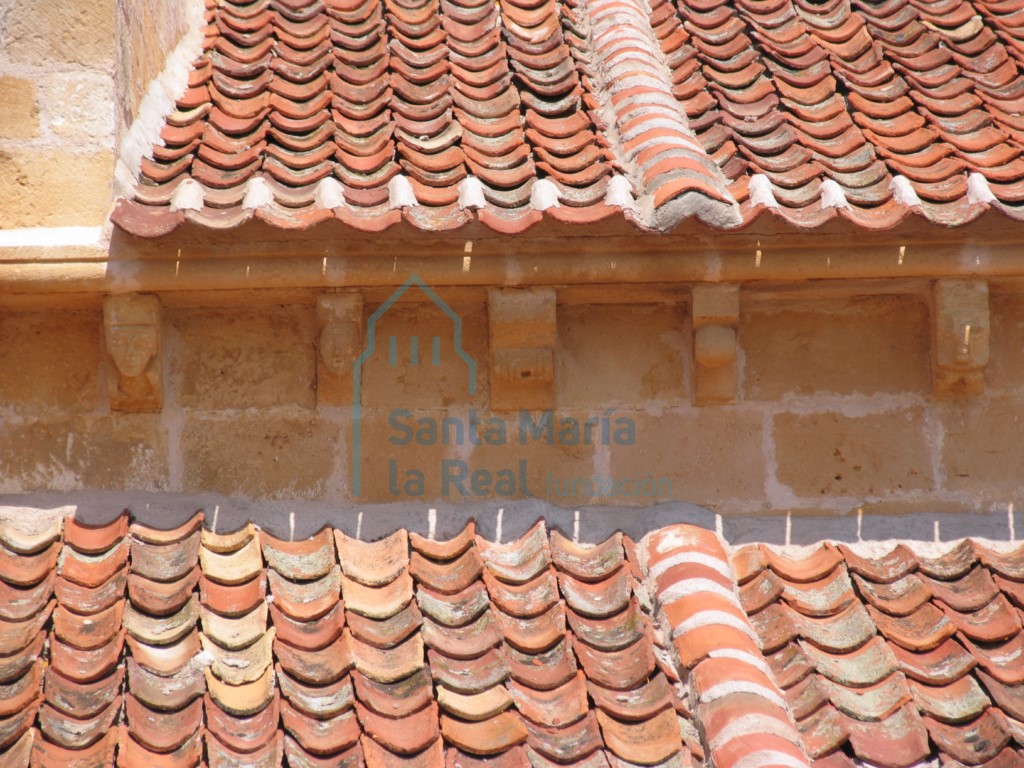 Detalle de la cornisa abocelada de la cabecera