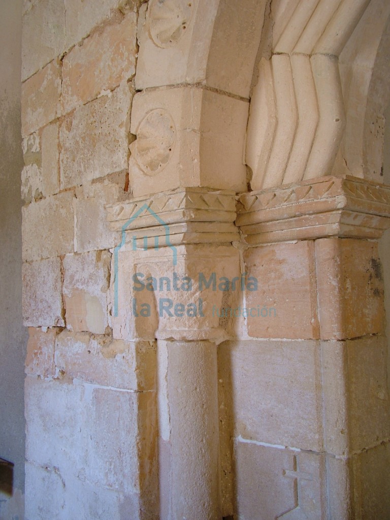 Detalle de arquivoltas de la portada