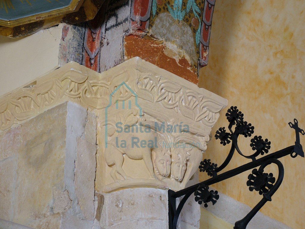 Capitel del lado del evangelio del arco triunfal. Dos felinos.