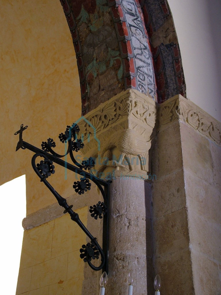 Capitel del lado de la epístola ornado con aves