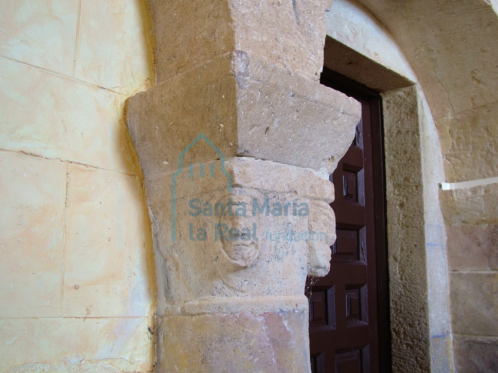 Vista del capitel del arco del presbiterio del lado del evangelio