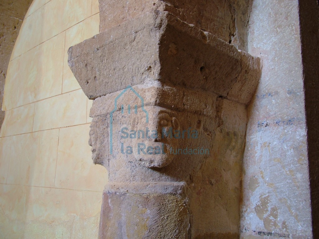 Detalle de la cabecilla masculina en el capitel del arco del presbiterio del lado del evangelio