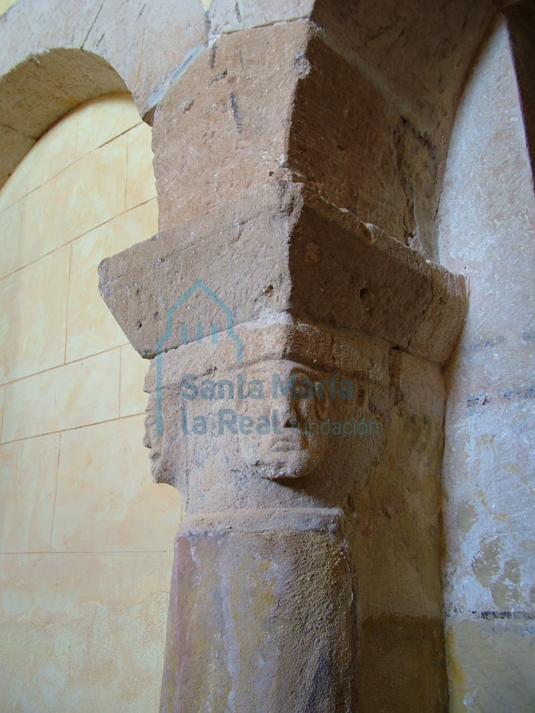 Detalle de la cabecilla masculina en el capitel del arco del presbiterio del lado del evangelio