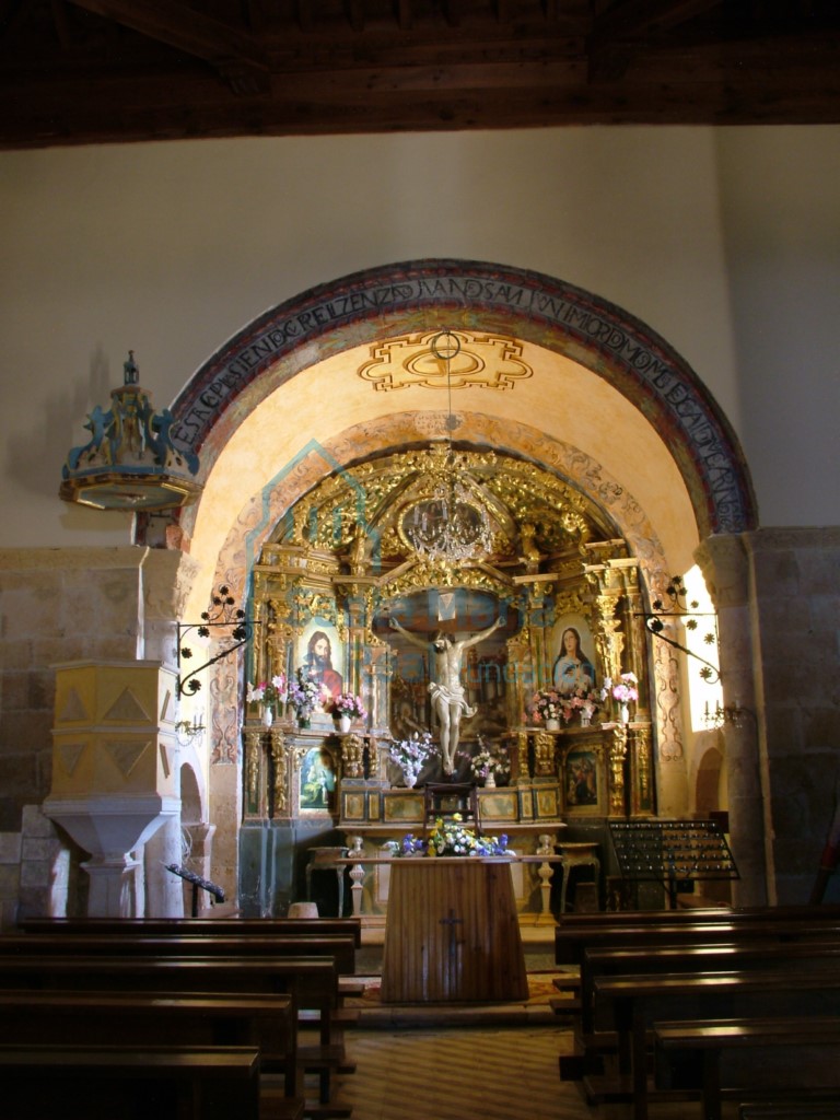 Vista interior del la ermita desde los pies