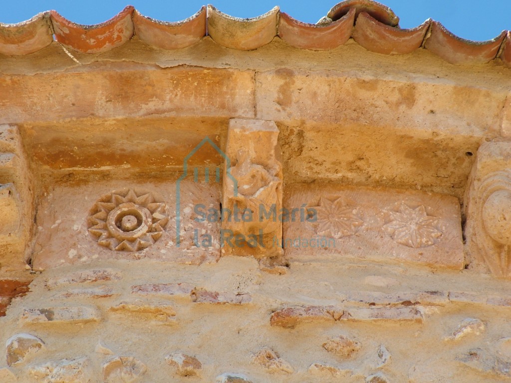 Canecillos y métopas en la cornisa del ábside