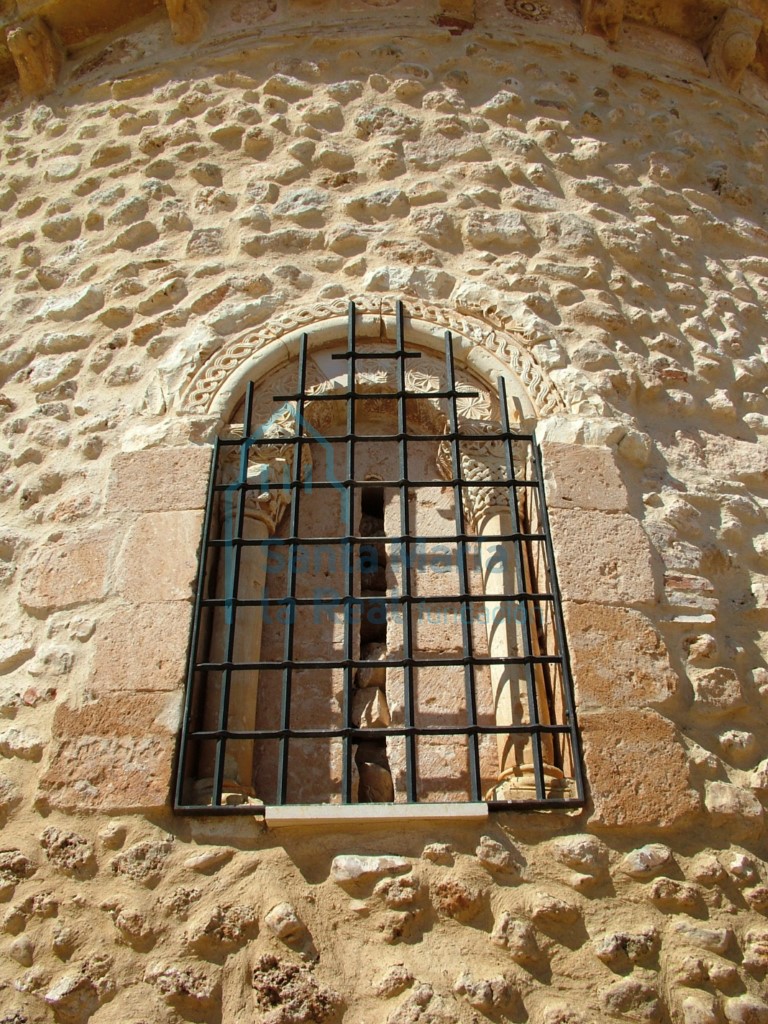 Aspillera central del ábside
