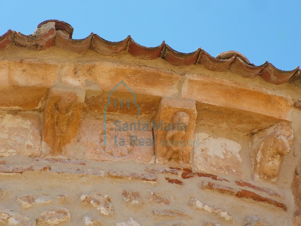 Canecillos en la cornisa del ábside