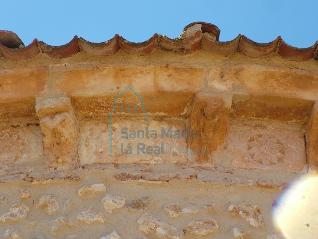 Canecillos en la cornisa del ábside