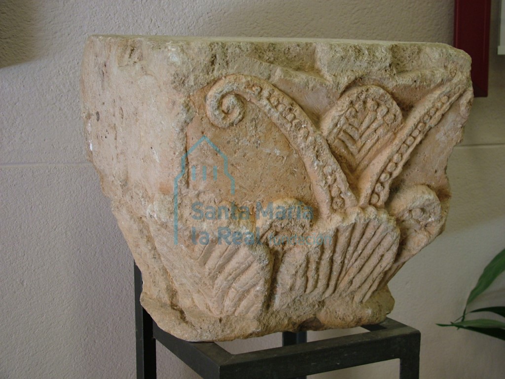 Capitel conservado en el interior