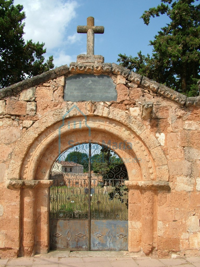 Portada de la ermita, con triple arquivolta contando cada una de ellas con decoración diferente Portada de la ermita, con triple arquivolta contando cada una de ellas con decoración diferente