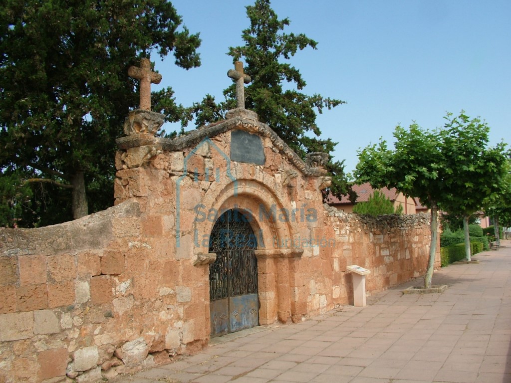 Vista de la portada y el muro del cementerio