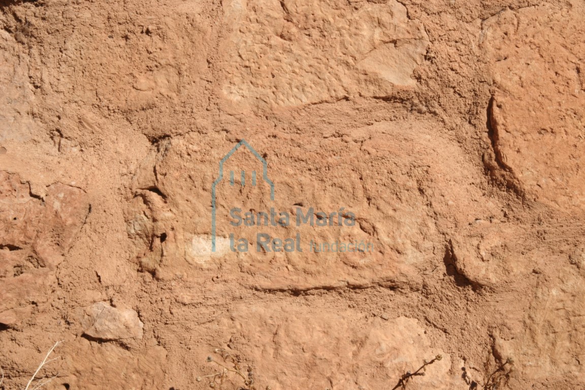 Elemento de la ermita reutilizado en el muro del cementerio