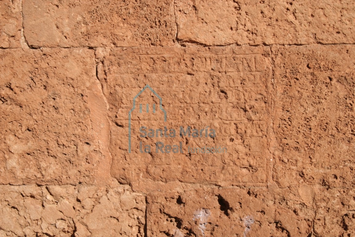 Elemento de la ermita reutilizado en el muro del cementerio