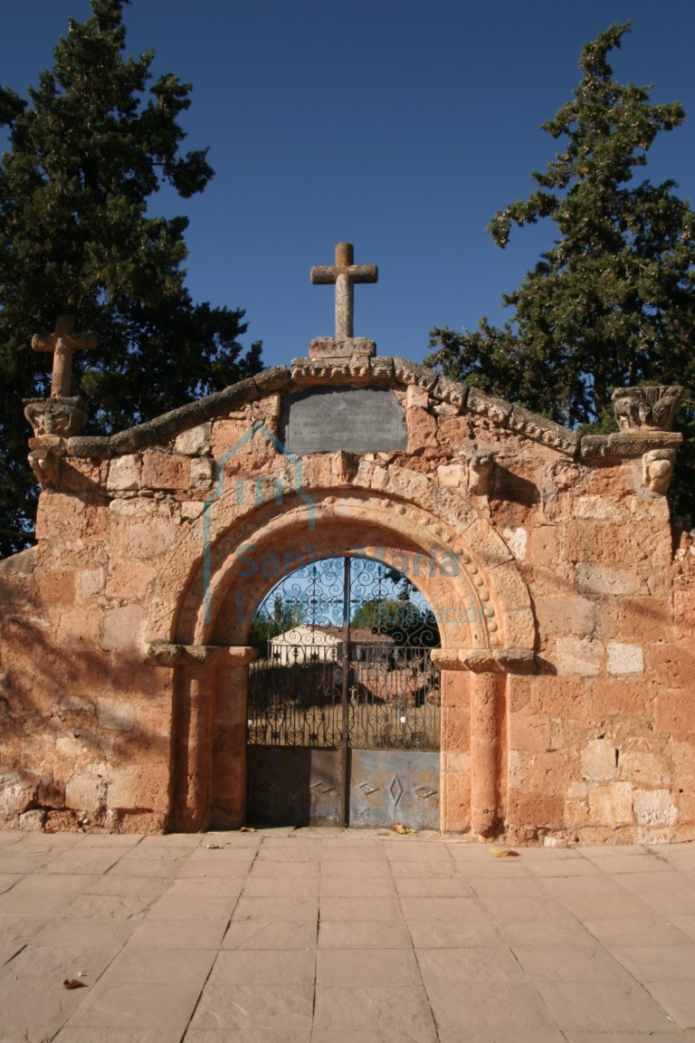 Portada del cementerio, antigua portada de la ermita