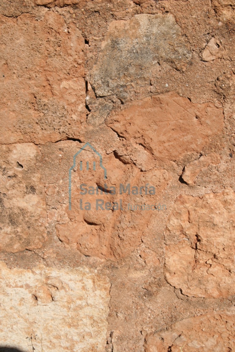 Elementos de la ermita reutilizados en el muro del cementerio