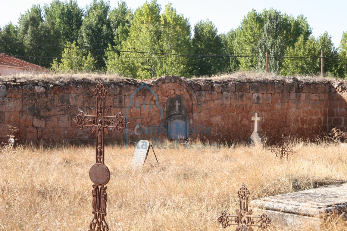 Interior del muro del cementerio