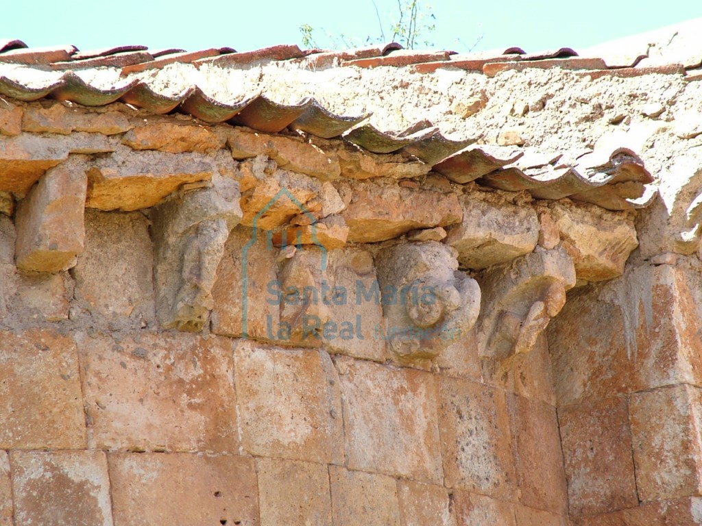 Canecillos en la cornisa del ábside