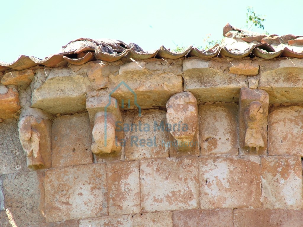 Canecillos de la cornisa del ábside