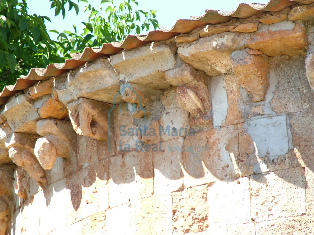 Canecillos en la cornisa del ábside