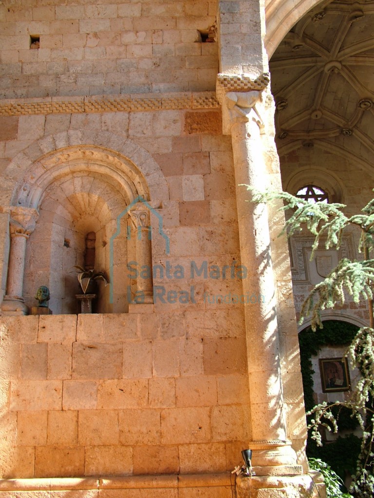 Ventana del ábside decorada con bolas