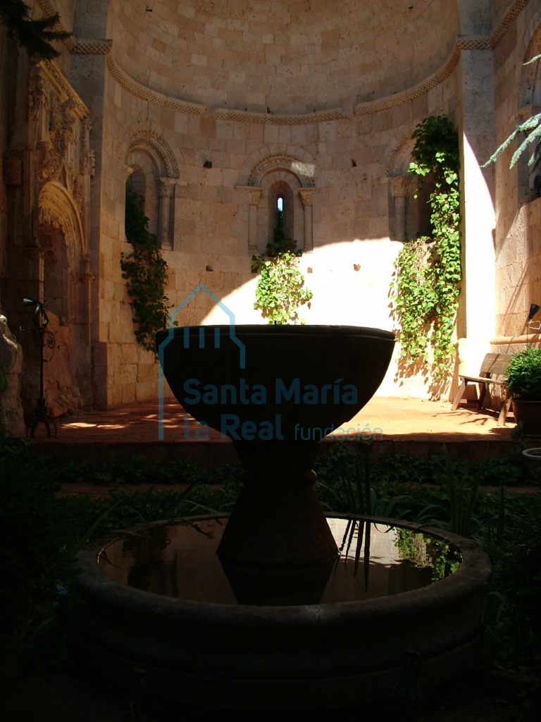 Pila bautismal e interior del ábside