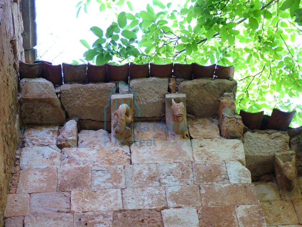 Detalle de la cornisa con canecillos
