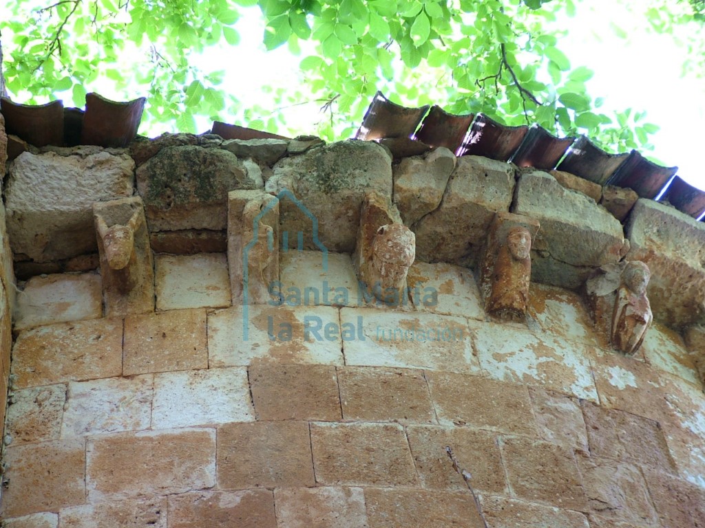 Canecillos de la cornisa en el ábside