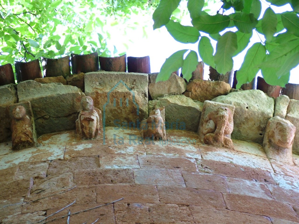 Cornisa y canecillos del ábside