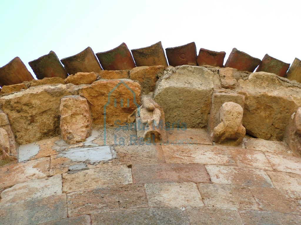 Detalle de la cornisa del ábside