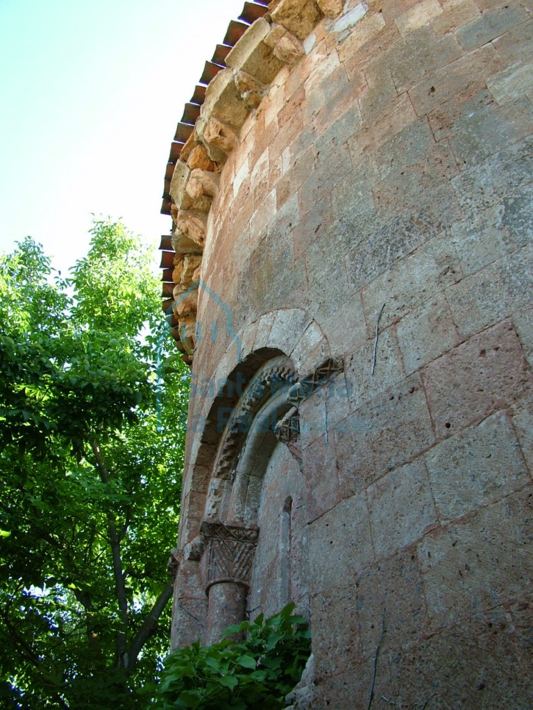 Vista de aspillera del ábside y de la cornisa