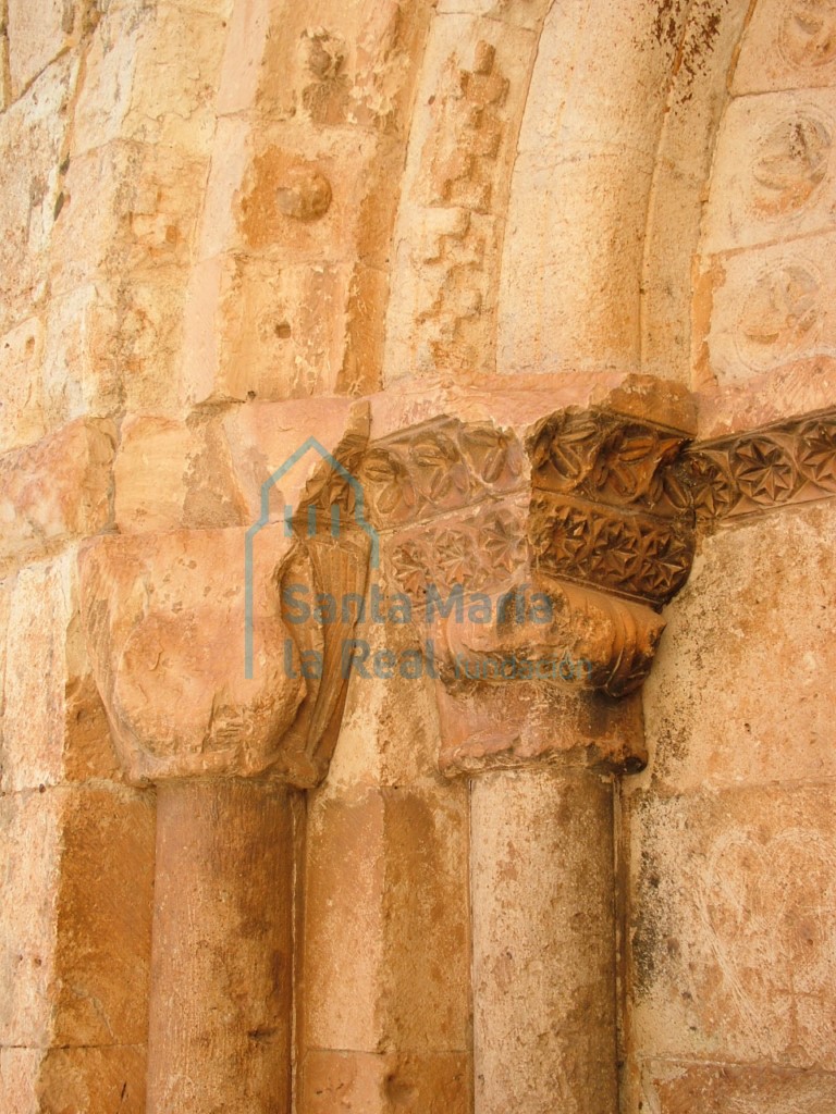 Detalle de dos capiteles del flanco izquierdo. Uno de ellos decorado con arpías retalladas y el otro tiene dos leones afrontados pero descabezados.