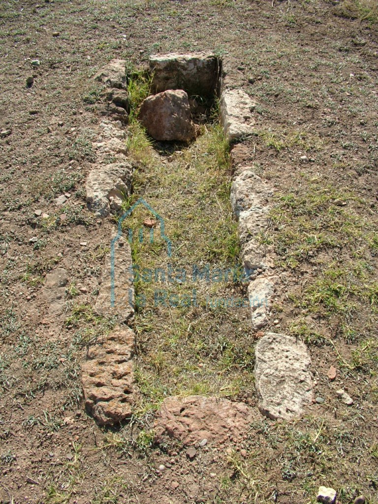 Detalle del interior de las ruinas de la ermita
