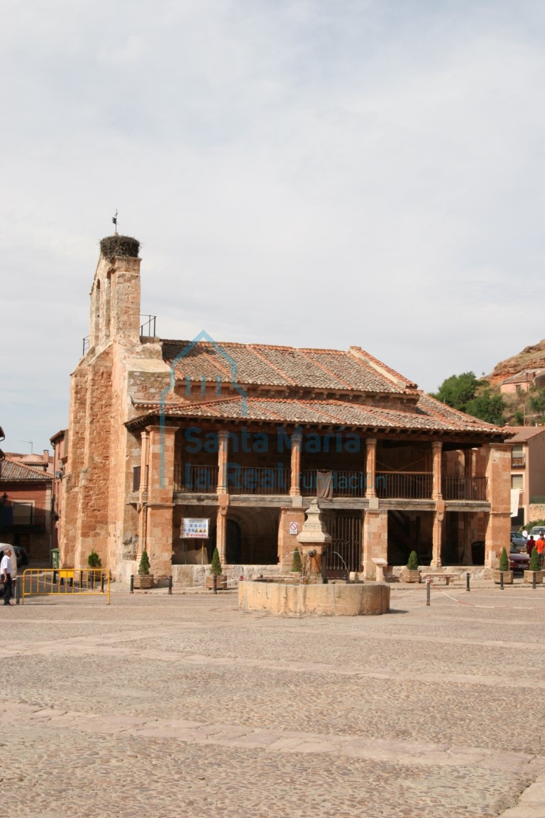 Vista de la fachada sur con el pórtico del siglo XV
