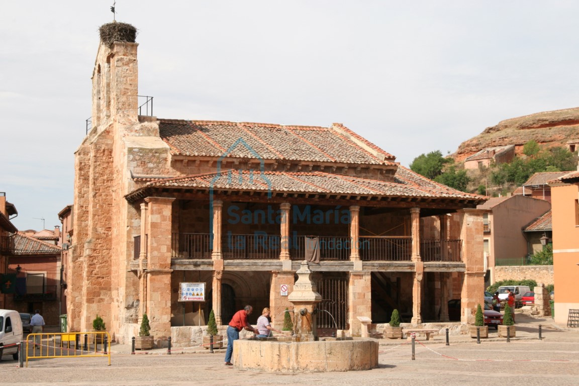 Vista de la fachada sur con el pórtico del siglo XV