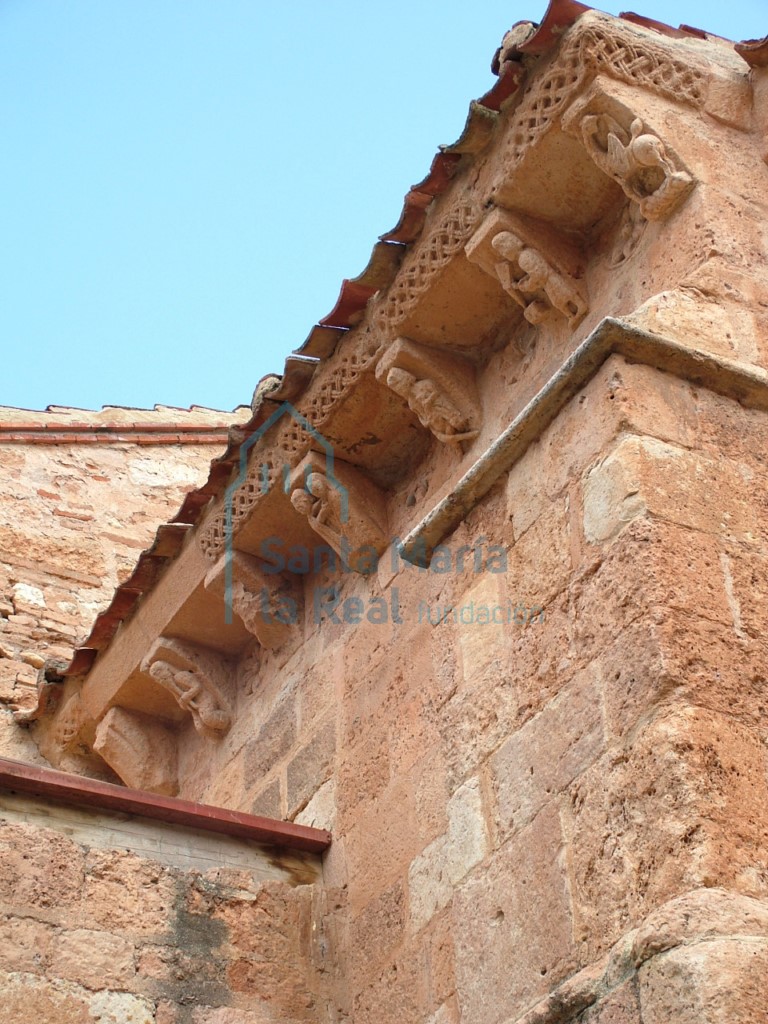 Cornisa de la cabecera del ábside decorada con entrelazado, canecillos y métopas