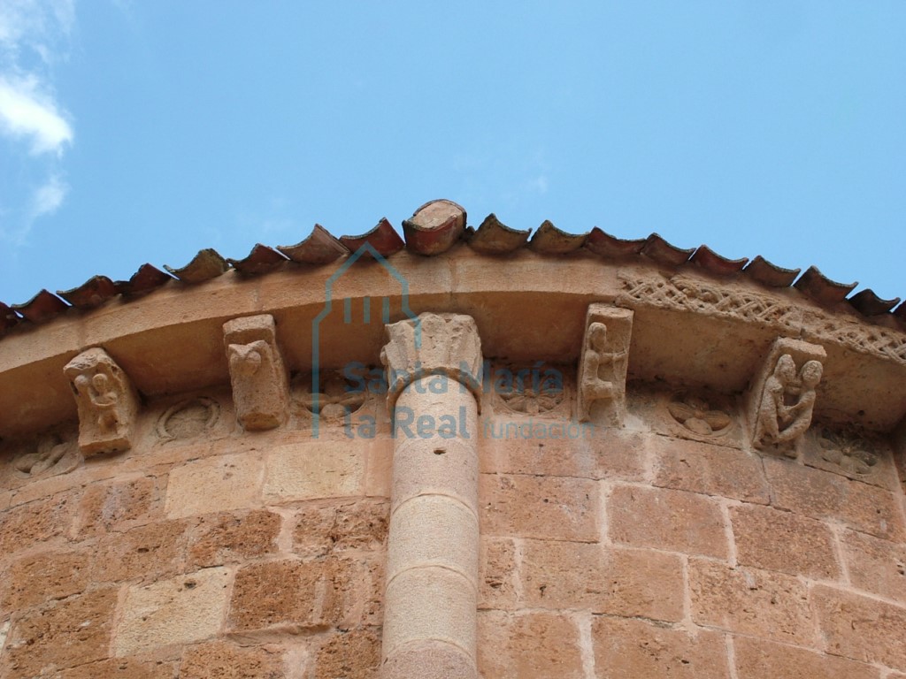 Canecillos y métopas en la cornisa del ábside y columna adosada al ábside