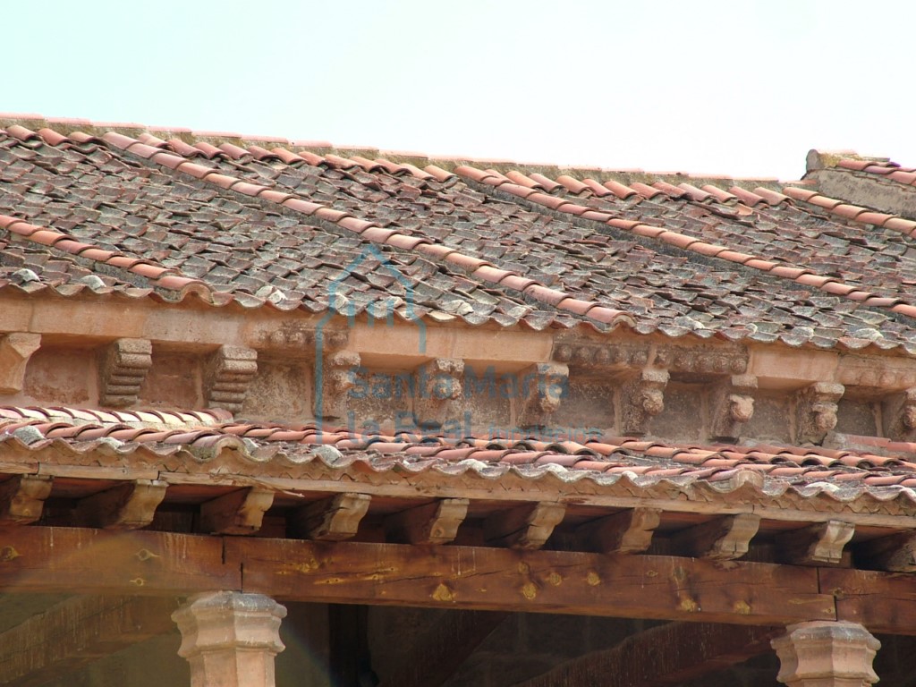 Detalle de la cornisa de la nave y el pórtico