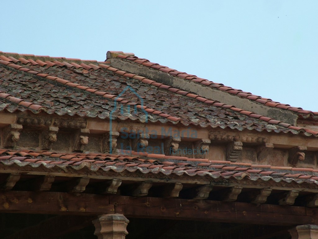 Detalle de la cornisa de la nave y el pórtico