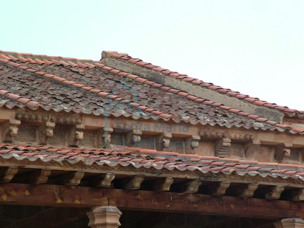 Detalle de la cornisa de la nave y el pórtico