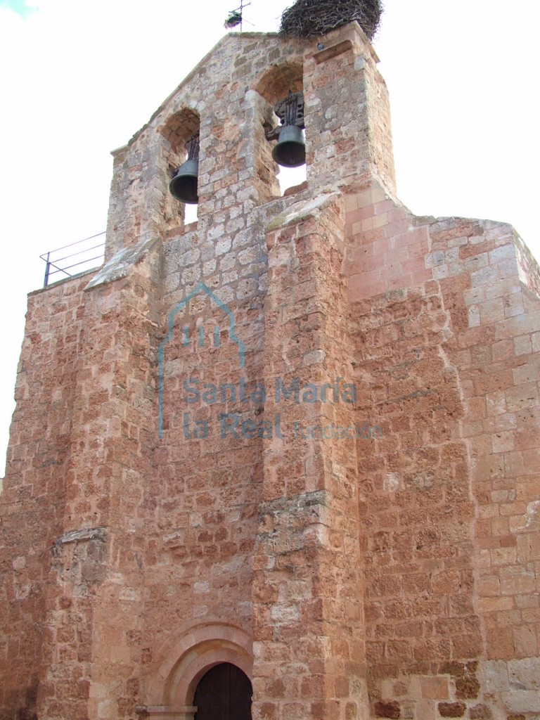 Vista de la espadaña de dos vanos de medio punto, reforzada con dos contrafuertes