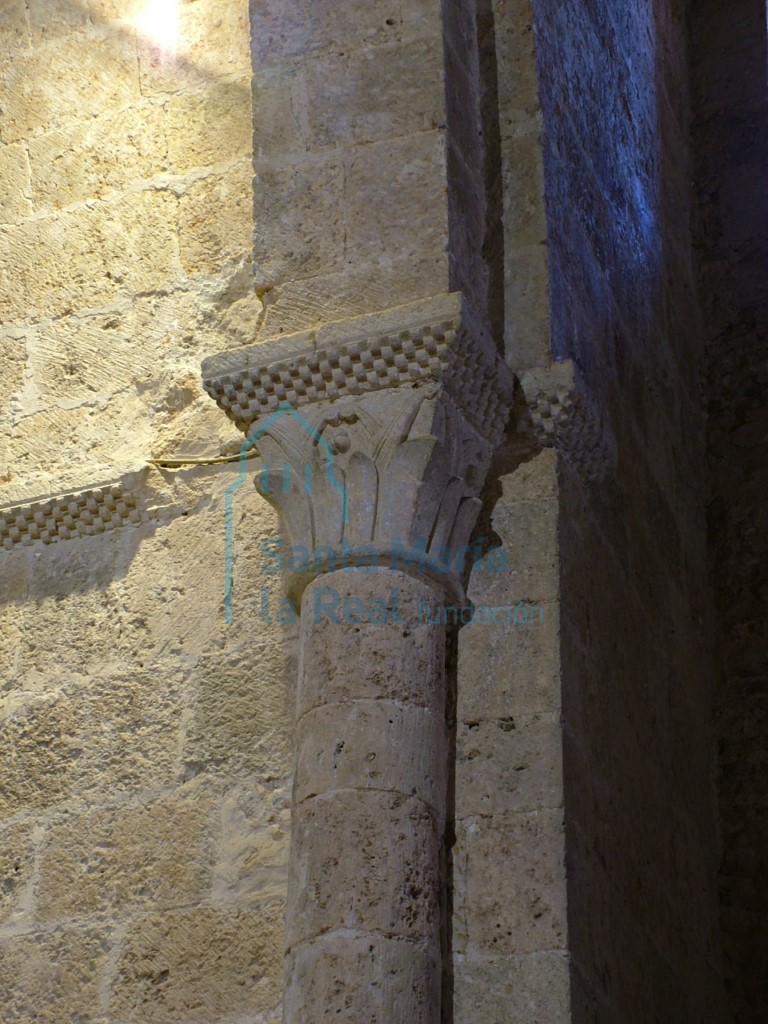 Capitel del arco triunfal y taqueado en la línea de imposta