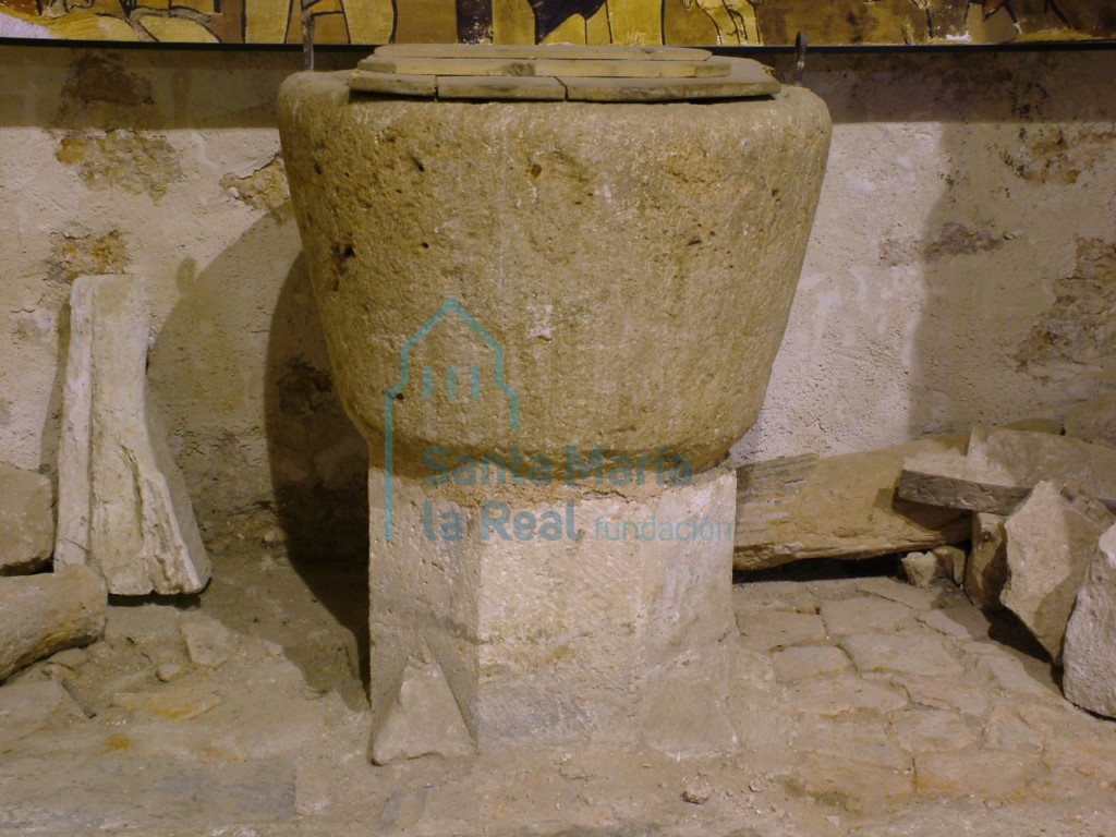 Pila bautismal troncocónica